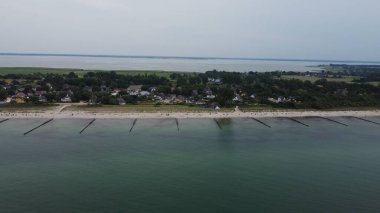 Baltık Denizi 'nin Fischland-Dar-Zingst yarımadasında Almanya' nın Mecklenburg-Vorpommern eyaletinde yer alan Vorpommern-Rgen iline bağlı Ahrenshoop belediyesinin hava manzarası