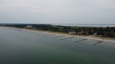 Baltık Denizi 'nin Fischland-Dar-Zingst yarımadasında Almanya' nın Mecklenburg-Vorpommern eyaletinde yer alan Vorpommern-Rgen iline bağlı Ahrenshoop belediyesinin hava manzarası
