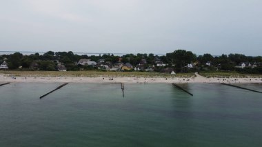 Baltık Denizi 'nin Fischland-Dar-Zingst yarımadasında Almanya' nın Mecklenburg-Vorpommern eyaletinde yer alan Vorpommern-Rgen iline bağlı Ahrenshoop belediyesinin hava manzarası