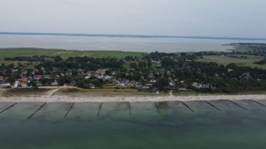 Baltık Denizi 'nin Fischland-Dar-Zingst yarımadasında Almanya' nın Mecklenburg-Vorpommern eyaletinde yer alan Vorpommern-Rgen iline bağlı Ahrenshoop belediyesinin hava manzarası