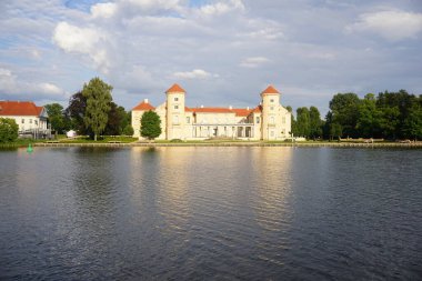 Rheinsberg Sarayı 'nın su manzarası, Schloss Rheinsberg, Almanya