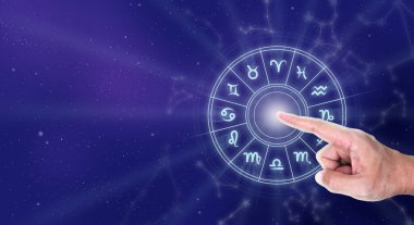 Burç dairesinin içinde burç işaretleri var. Burç işaretli bir astroloji çizelgesine dokunuyor.