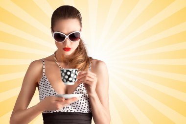 Noktalı çay. Bir polka nokta bikini ve güneş gözlüğü güzel bir pin-up kız Yaratıcı vintage fotoğraf, renkli soyut karikatür tarzı arka plan üzerinde çay veya kahve içme.