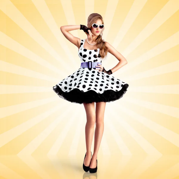 Gepunktetes Kleid. Kreatives Foto eines angesagten Pin-up-Girls, gekleidet in einem Retro-Tupfen-Kleid und Sonnenbrille, posiert auf einem Hintergrund im abstrakten Cartoon-Stil. — Stockfoto