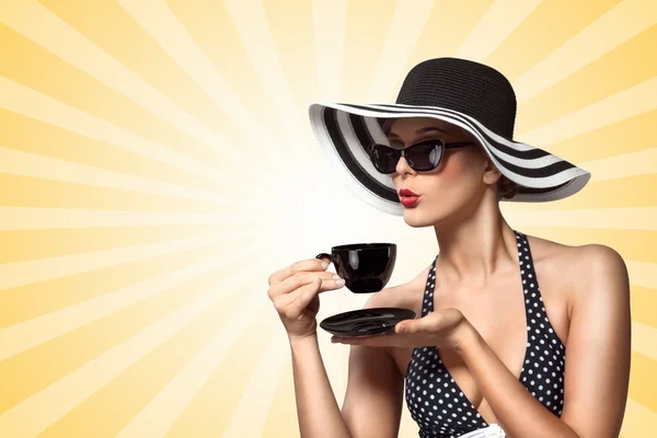 Teatime Manieren. ein kreatives Vintage-Foto eines schönen Pin-up-Mädchens, das Tee trinkt und gute Tischmanieren auf bunten abstrakten Cartoon-Hintergrund zeigt. — Stockfoto