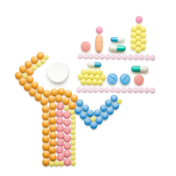 Przyjmowanie leku. Kreatywna Medycyna i koncepcja opieki zdrowotnej wykonane z narkotyków i pigułek; chory stoi przed półkami pełnymi tabletek, izolowane na białym. — Zdjęcie stockowe