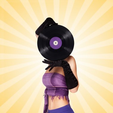 Mor vinilin arkasında. Renkli soyut karikatür tarzı arka plan üzerinde mor Lp microgroove vinil kayıt arkasına saklanan seksi bir kız renkli fotoğraf.