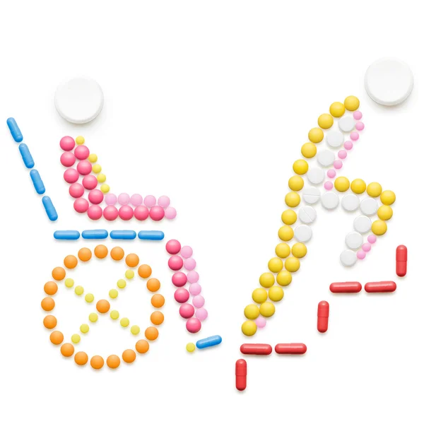 Indefenso. Concepto de salud hecho de medicamentos y píldoras, aislado en blanco. Persona indefensa en silla de ruedas delante de las escaleras . — Foto de Stock