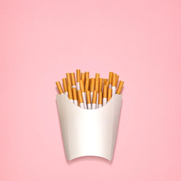 Fried papierosów. Koncepcyjne martwa papierosów, pakowane jako smażone ziemniaki w polu papieru. — Zdjęcie stockowe