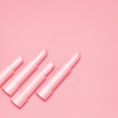 Pembe rujlar. Pembe arka plan üzerinde makyaj için pembe açık rujyaratıcı natürmort.