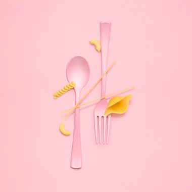 Lezzetli makarna. Çiğ makarna ile bir öğle yemeğinde çatal ve kaşık Yaratıcı natürmort servis.