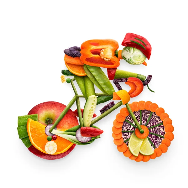 Motociclista afrutado. Concepto de comida saludable de un ciclista que monta una bicicleta hecha de verduras y frutas frescas, aislado en blanco . — Foto de Stock