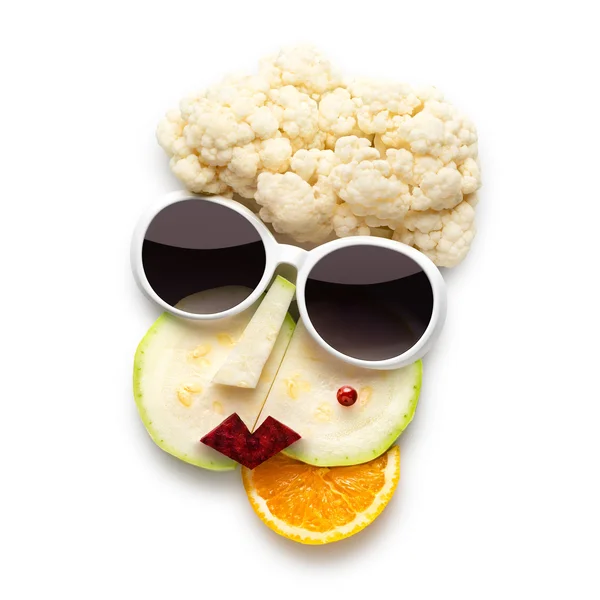 Un arte sabroso. Quirky food concepto de cara femenina de estilo cubista en gafas de sol hechas de frutas y verduras, aisladas en blanco . — Foto de Stock