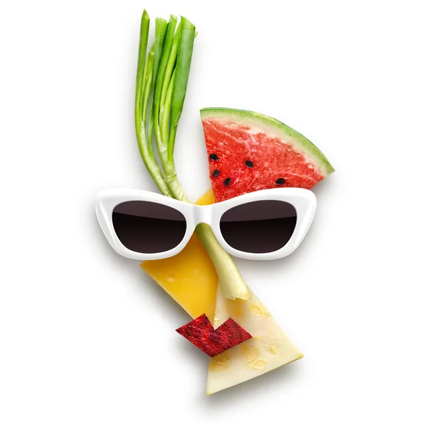 Un arte sabroso. Quirky food concepto de cara femenina de estilo cubista en gafas de sol hechas de frutas y verduras, aisladas en blanco . — Foto de Stock