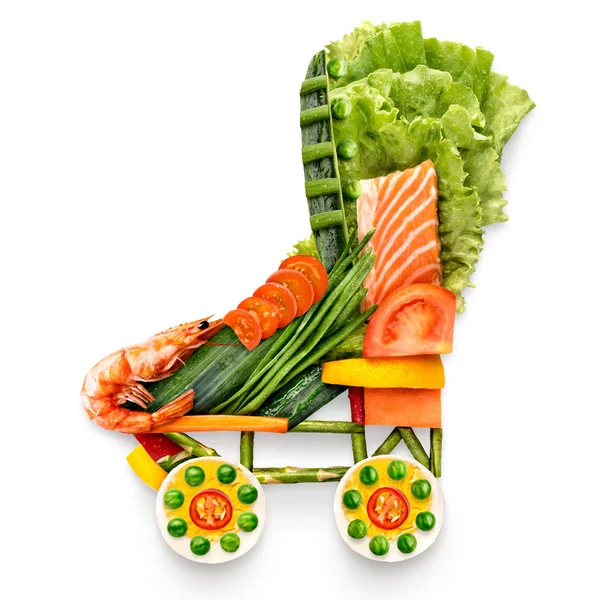 Schlittschuhlaufen und Gesundheit. gesundes Ernährungskonzept mit Quad-Rollschuhen aus frischem Gemüse und Obst voller Vitamine, isoliert auf weiß. — Stockfoto