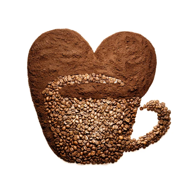 Amante del café. Bodegón creativo de una taza con imagen de corazón hecha de granos de café, aislado en blanco . —  Fotos de Stock