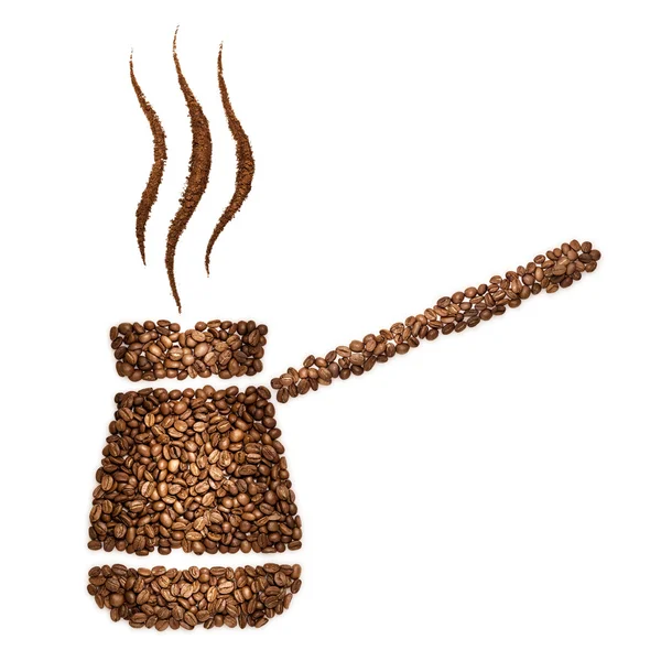 Cafetera. Bodegón creativo de una cafetera turca de cobre, hecha de granos de café, aislada en blanco . — Foto de Stock