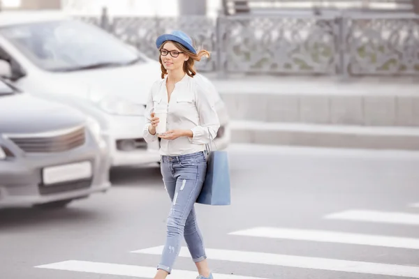 Überqueren der Straße. — Stockfoto