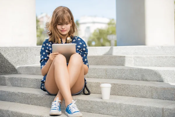 Lectura en tableta . — Foto de Stock