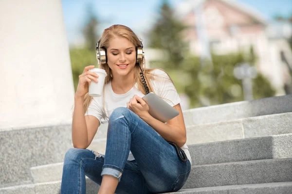 Music, coffee and wi-fi. — Stockfoto