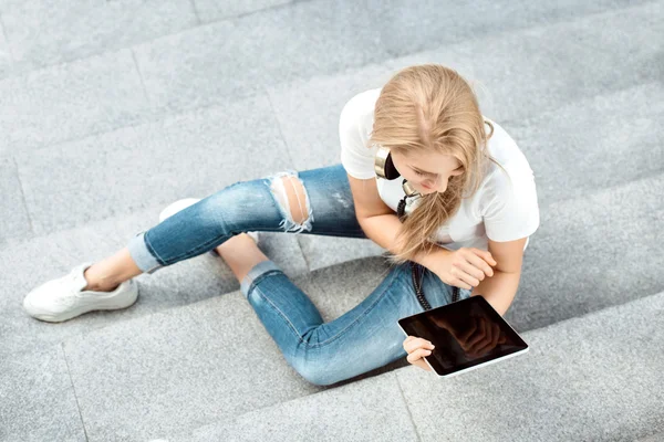 Estudiar en las escaleras . — Foto de Stock