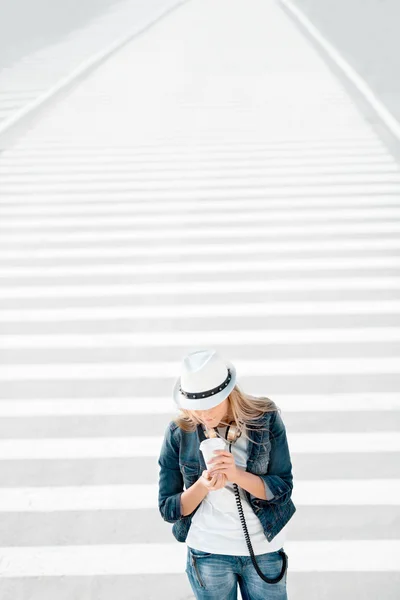 Caminando en la cruz de cebra . — Foto de Stock