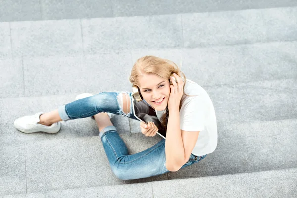 Estudiar en las escaleras . — Foto de Stock