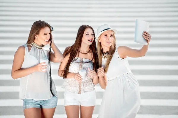 Selfie med vänner. — Stockfoto