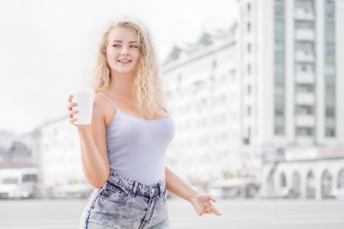 Mutlu bir gülümseme.