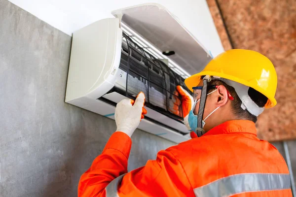 Condicionado Técnico Mecânico Vestindo Máscara Capacete Para Prevenir Doença Covid — Fotografia de Stock