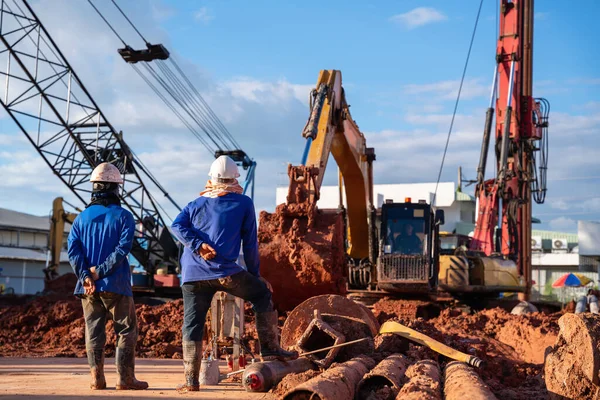 Lavoratori Con Escavatore Camion Perforazione Cantiere — Foto Stock