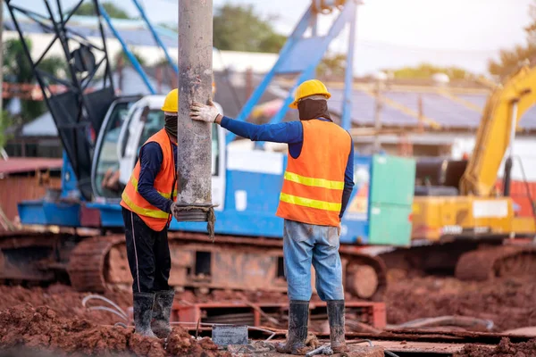 Robotnik Budowlany Montaż Rur Wylewania Betonu Podczas Betonowania Komercyjnego Podłóg — Zdjęcie stockowe