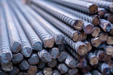 İnşaat alanında beton takviyesi için çelik çubuk. 