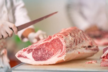 Et endüstrisi, kasap mezbahada bıçakla kesilmiş çiğ et, Wagyu Bifteği.