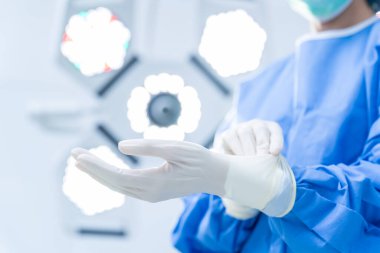 Ameliyathanede ameliyat eldivenli kadın doktorların ellerini kapatın. Coronavirus COVID 19 'a karşı tıbbi personel koruyucu teçhizat. Sağlık hizmetleri, hastane güvenliği kavramı.