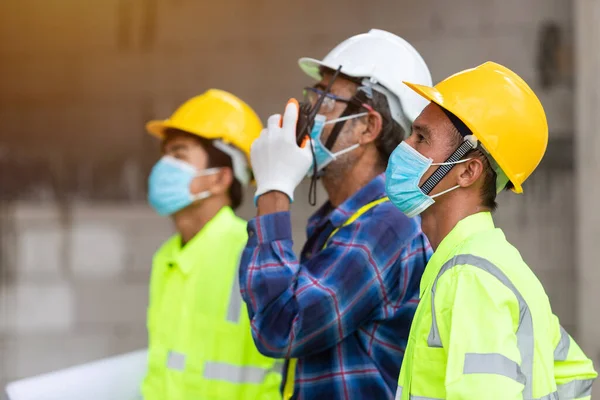 Närbild Team Byggarbetare Kontroll Huset Struktur Byggarbetsplatsen — Stockfoto