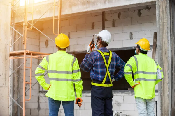 Lagarbete Byggnadsarbetare Kontroll Huset Struktur Byggarbetsplatsen — Stockfoto