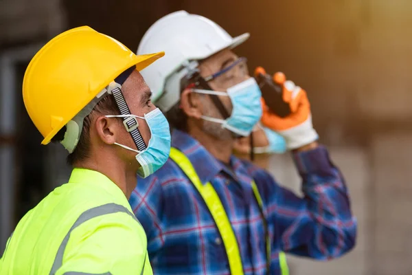 Team Controllo Dei Lavoratori Edili Nella Struttura Della Casa Cantiere — Foto Stock