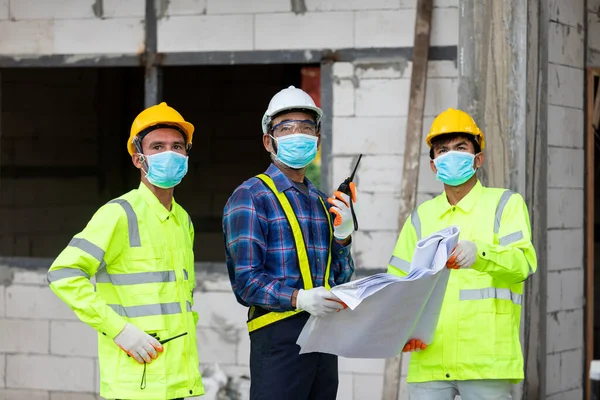 Csapatépítő Munkások Ellenőrzése Építkezésen Koronavírus Terjedése Során — Stock Fotó