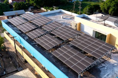 Güneş panelleri ya da güneş ışığıyla teras ya da çatı üzerine güneş pilleri enerji tasarrufu sağlayabilir. Güneş veya yenilenebilir veya temiz enerji.