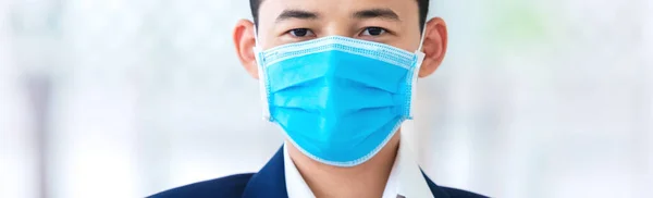 保護マスクを身に着けているビジネスマンは コロナウイルスに対してマスク バナーパノラマの人々予防コロナウイルス病またはCovid 19ギア — ストック写真