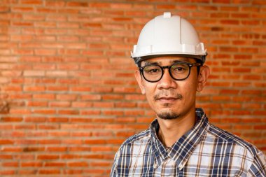 İnşaat alanında profesyonel mühendis veya mimar portresi.