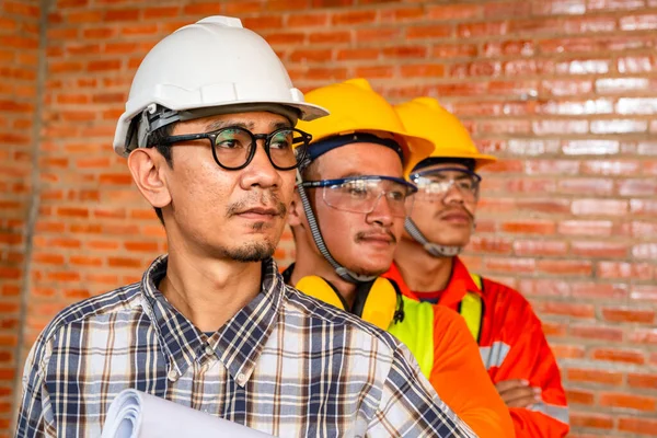 チームワーク建設 建設現場でのプロのエンジニアや建築家や建設労働者のグループの肖像画 — ストック写真