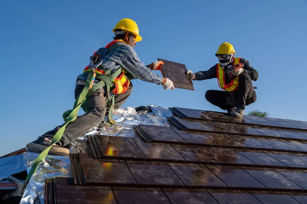 Lagarbete Byggnadsarbetare Installera Nya Keramiska Kakel Tak Med Takverktyg Elektrisk — Stockfoto