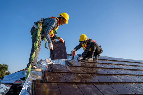 Två Byggarbetare Som Använder Säkerhetsbälte Arbetet Och Installerar Nytt Keramiskt — Stockfoto