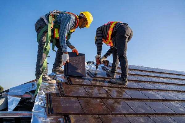 Lagarbete Byggnadsarbetare Installera Nya Keramiska Kakel Tak Byggarbetsplatsen — Stockfoto