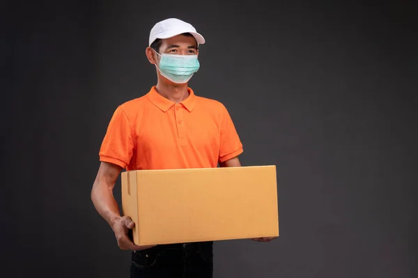 Παράδοση Ασιάτης Courier Φορώντας Μια Πορτοκαλί Μάσκα Στολή Κατέχει Ένα — Φωτογραφία Αρχείου
