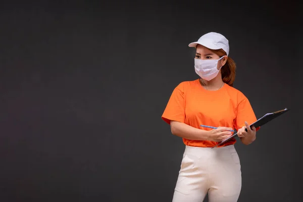 Ασιάτισσα Ντελιβεράς Φοράει Μάσκα Στην Αποθήκη Στο Concept Studio Coronavirus — Φωτογραφία Αρχείου