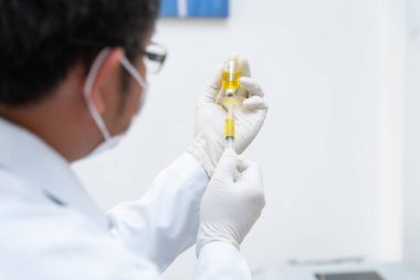 Covid-19 aşısı, Doktor, hemşire, bilim adamı, eldivenli araştırmacı grip, kızamık, koronavirüs aşısı hazırlama, ilaç ve ilaç konsepti.