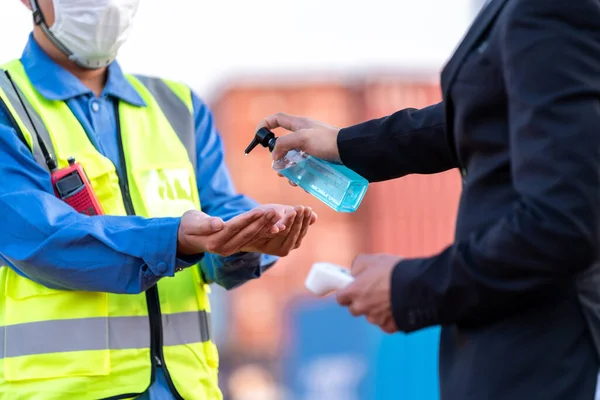 Lavoratori Lavano Mani Con Gel Temperatura Della Febbre Scansione Con — Foto Stock